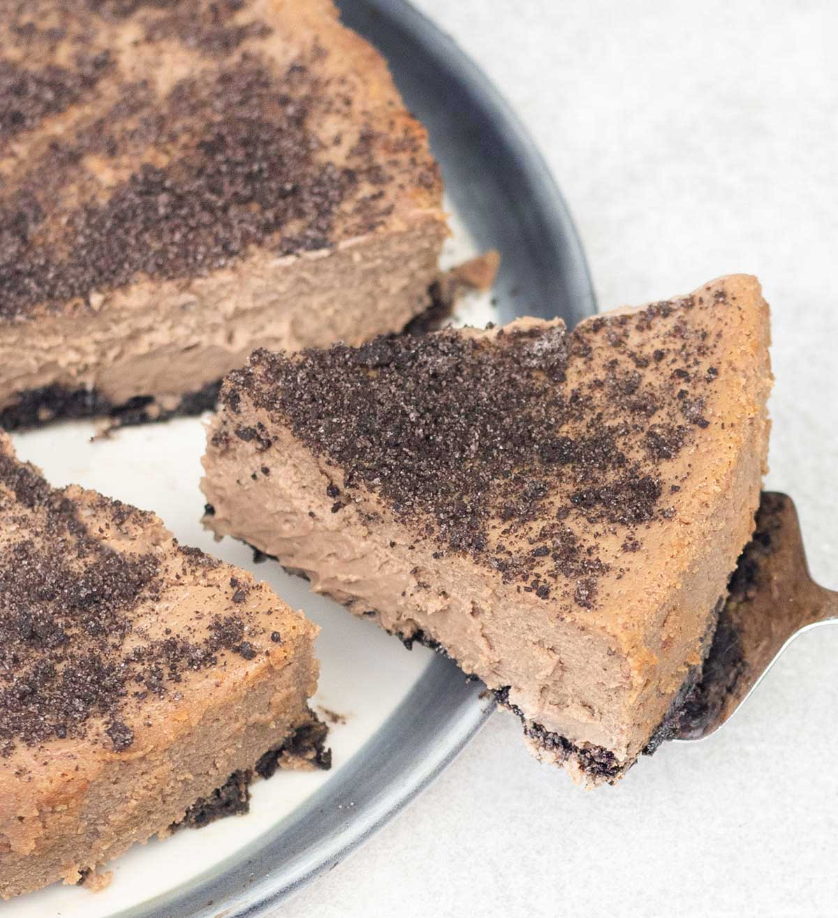 Cut the baked chocolate cheesecake.