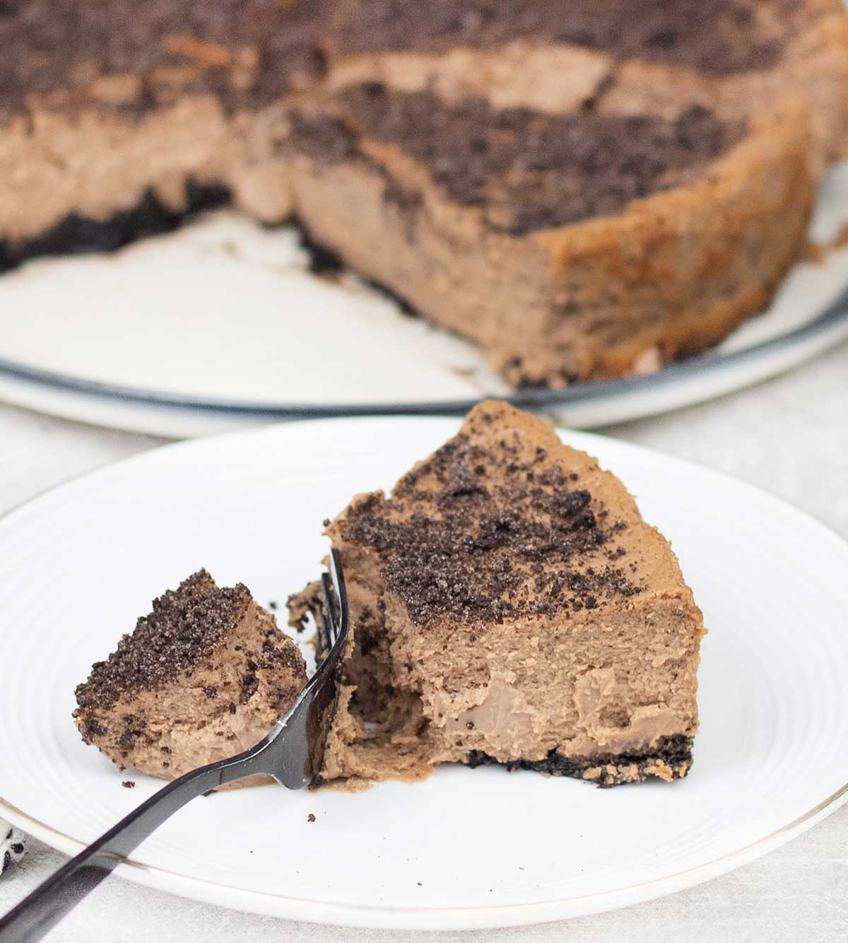 Cut the baked chocolate cheesecake.