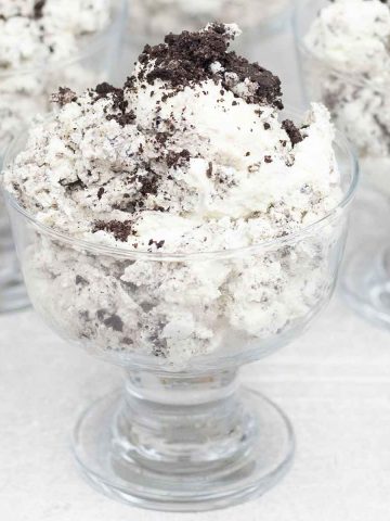 Oreo mousse in a serving glass bowl.