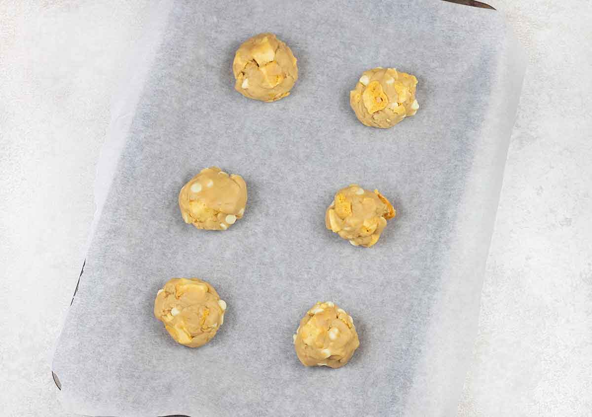 Scoop about a tablespoon of the dough for each cookie and put it in the baking tray.