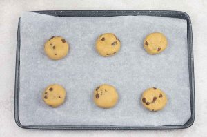 Put the cookies onto the prepared baking tray, leaving enough space between them.