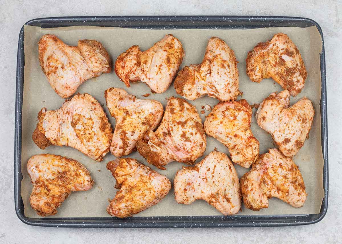 Arrange the wings in the baking tray in a single layer.