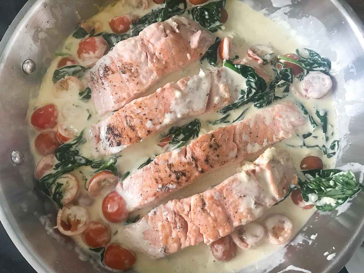 Add the salmon bake to the pan, cover it with the sauce.