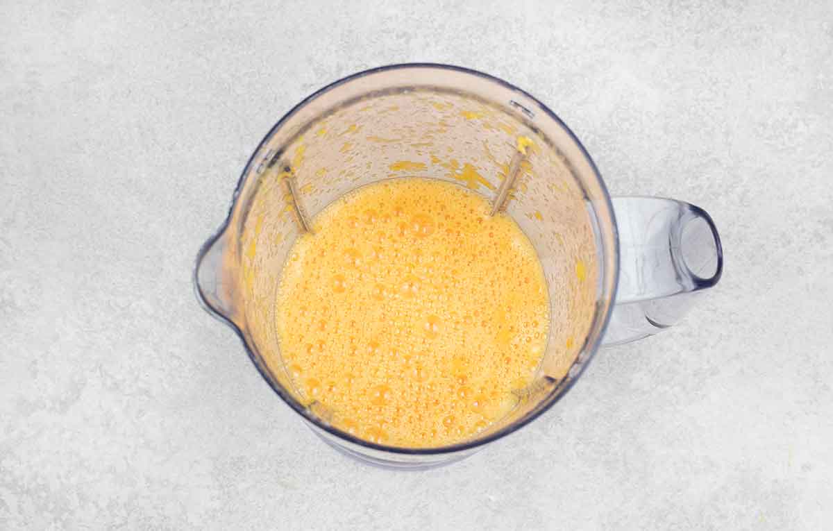 Put the mandarins in the blender, and blend until smooth.