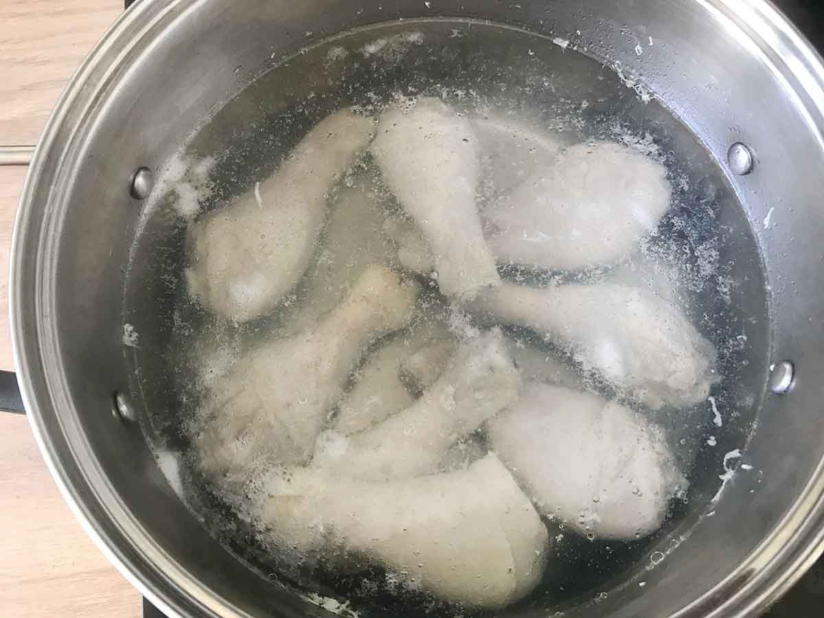 As soon as the water is boiling, add the chicken.
