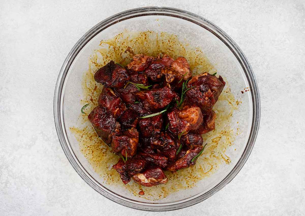 In a mixing bowl, mix the steak bites with the soy sauce, fresh rosemary, 1 teaspoon salt and 1 teaspoon garlic powder until evenly coated all over.