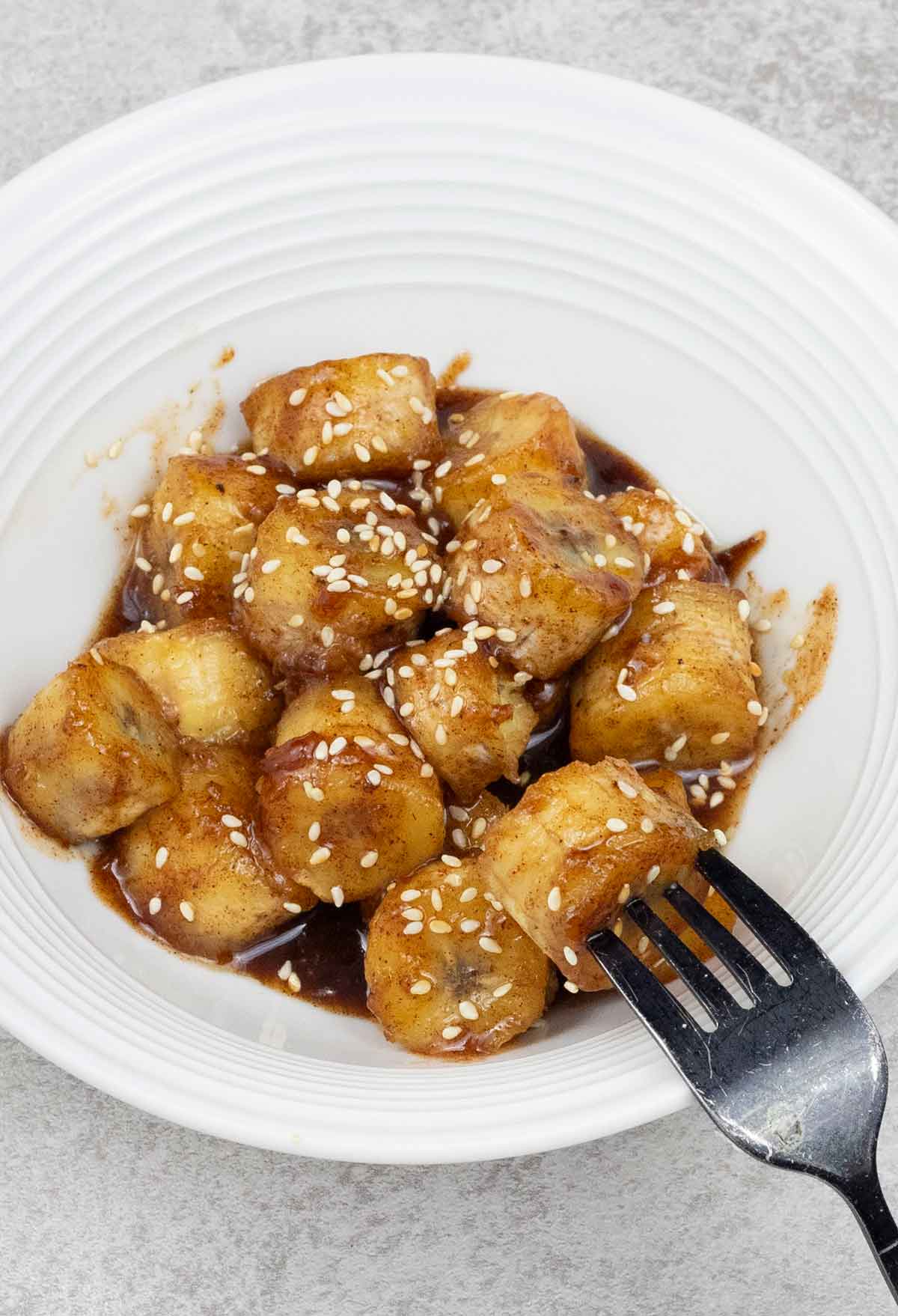 Fried bananas in a serving bowl.